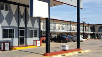 sky palace inn and suites hutchinson