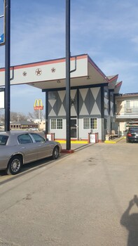sky palace inn and suites hutchinson