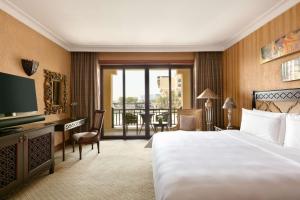 shangri la hotel apartments qaryat al beri