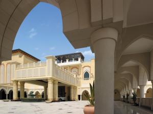 shangri la hotel apartments qaryat al beri
