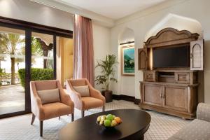 shangri la hotel apartments qaryat al beri