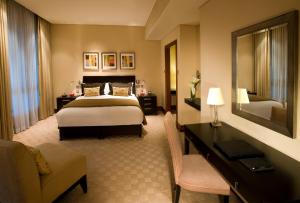 shangri la hotel apartments qaryat al beri