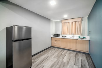 pacific inn and suites