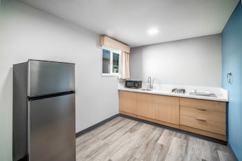 pacific inn and suites