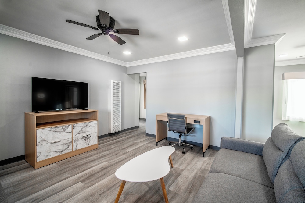 pacific inn and suites