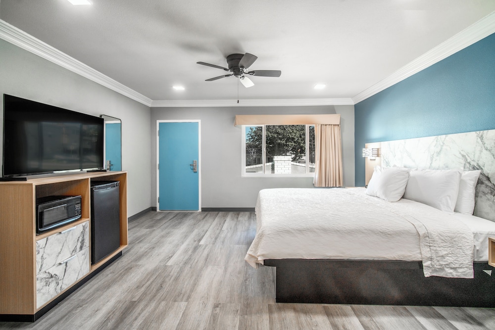 pacific inn and suites