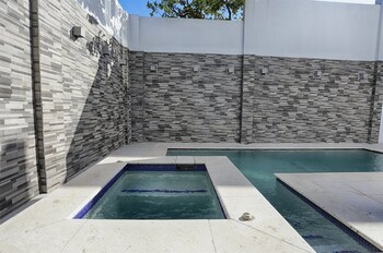 glencoe townhome with loft jacuzzi and pool