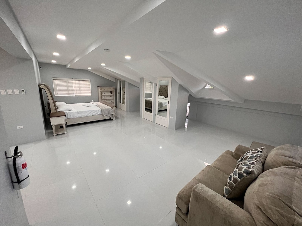 glencoe townhome with loft jacuzzi and pool