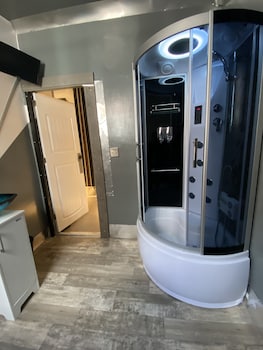 stylish 4 bedroom home near philadelphia