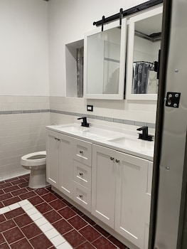 stylish 4 bedroom home near philadelphia