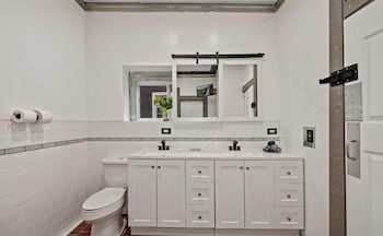 stylish 4 bedroom home near philadelphia