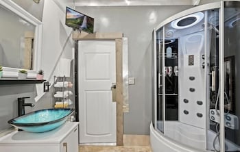 stylish 4 bedroom home near philadelphia