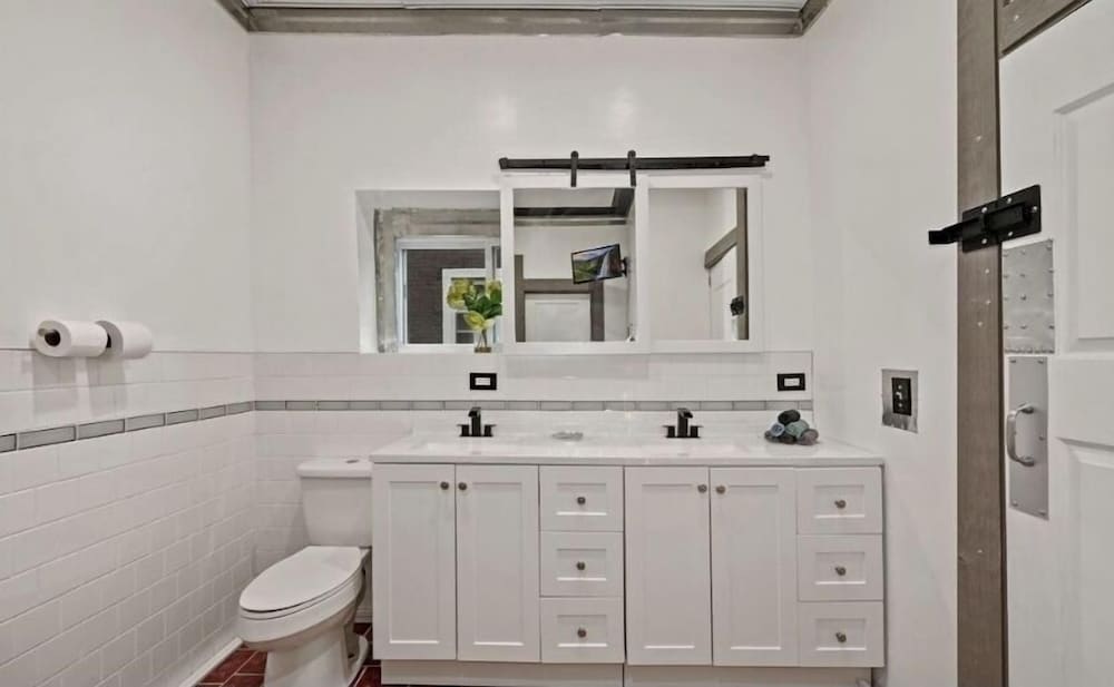 stylish 4 bedroom home near philadelphia