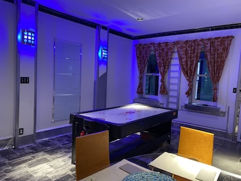 stylish 4 bedroom home near philadelphia
