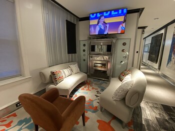 stylish 4 bedroom home near philadelphia