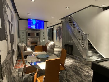 stylish 4 bedroom home near philadelphia