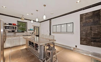 stylish 4 bedroom home near philadelphia