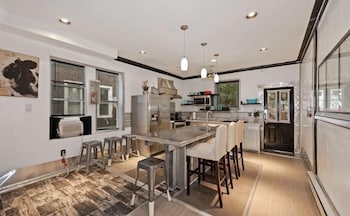 stylish 4 bedroom home near philadelphia