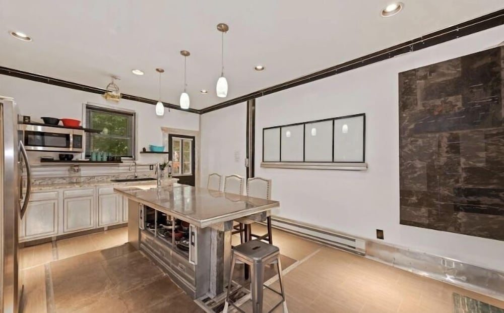 stylish 4 bedroom home near philadelphia