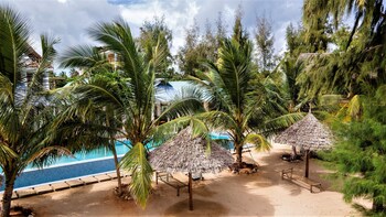 asante sana beachfront hotel