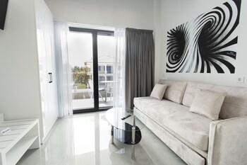 aeonian luxury suites