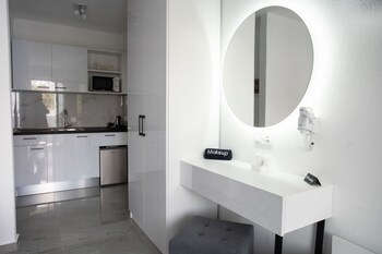 aeonian luxury suites