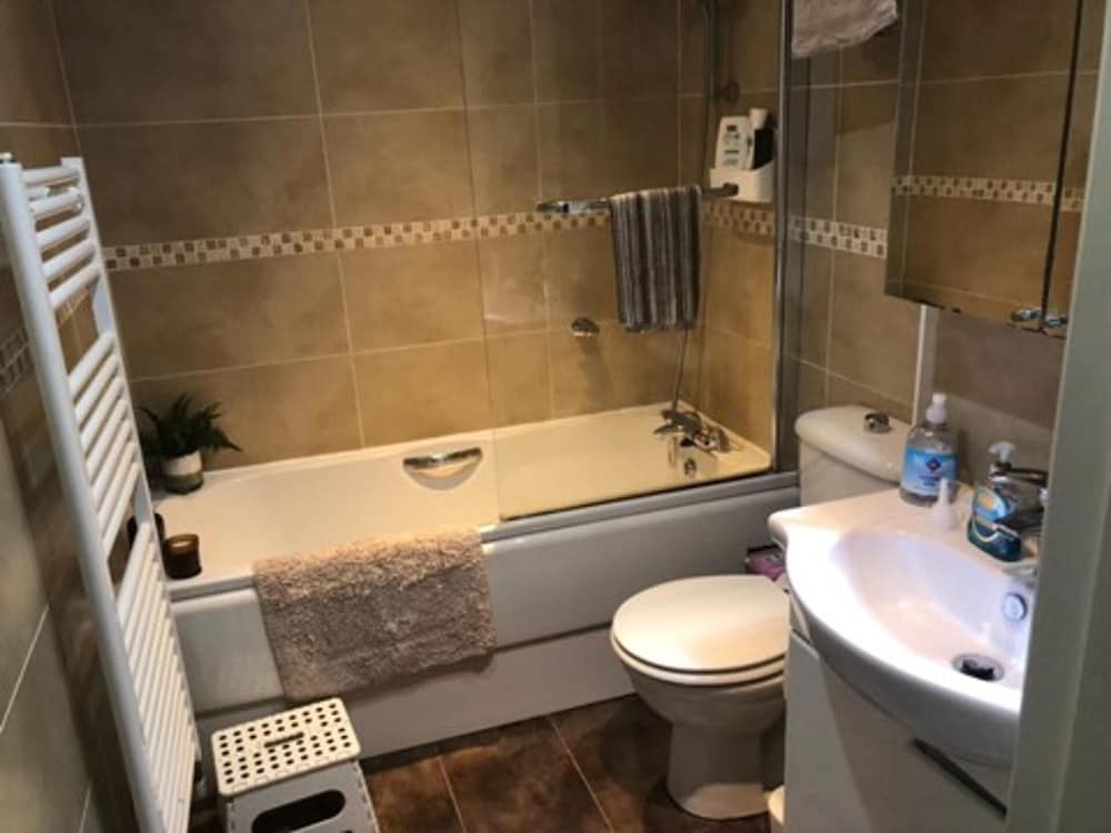 captivating apartment in copthorne near gatwick