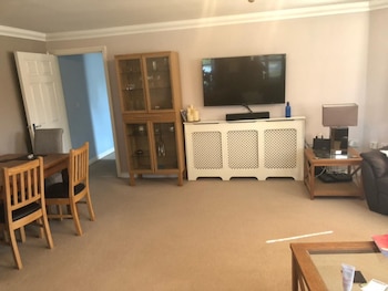 captivating apartment in copthorne near gatwick