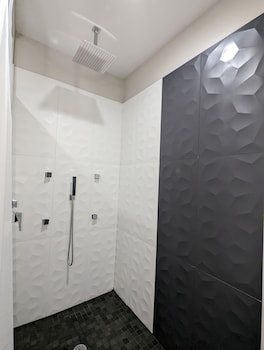 crystal inn jacinto city