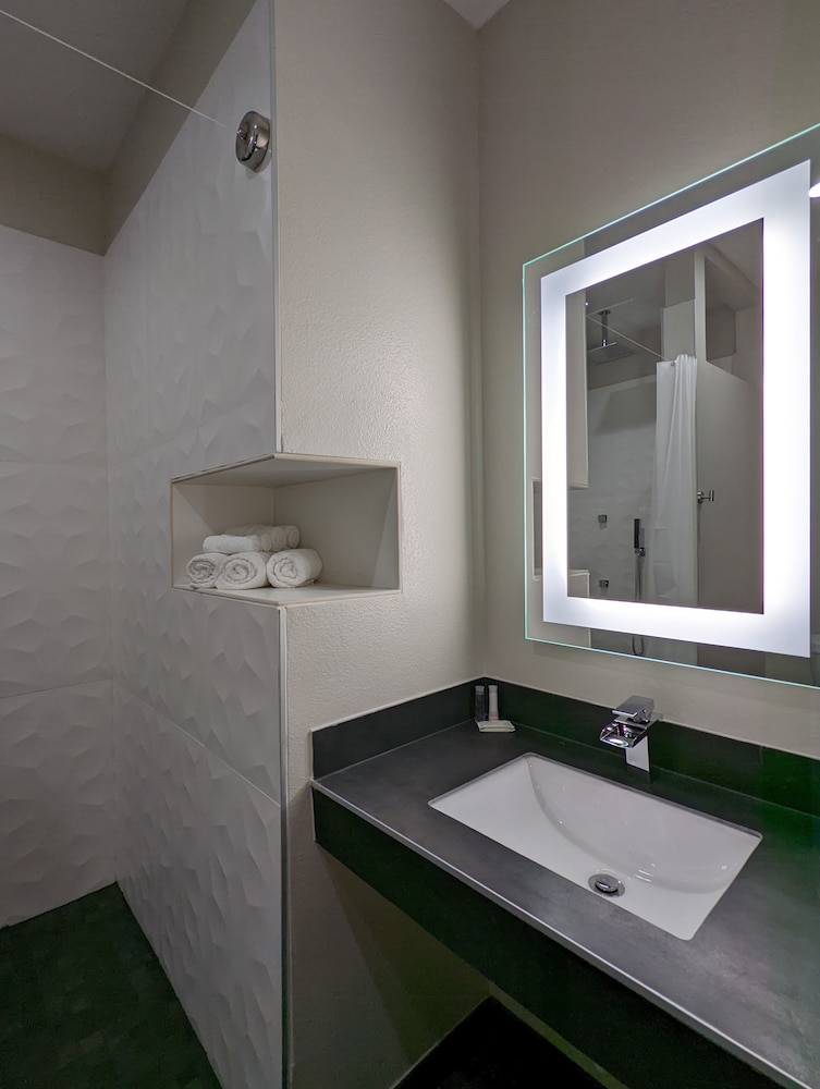 crystal inn jacinto city