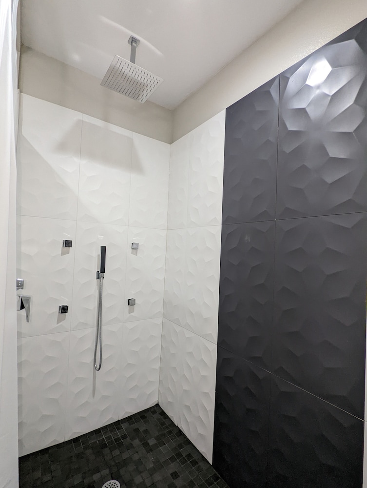 crystal inn jacinto city