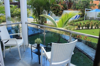 stylish 1r 1b apt near the beach and main street