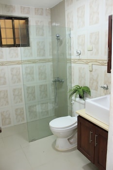 stylish 1r 1b apt near the beach and main street