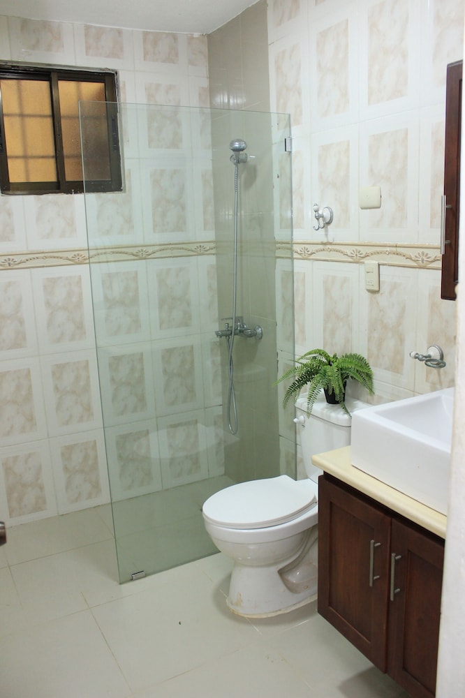 stylish 1r 1b apt near the beach and main street