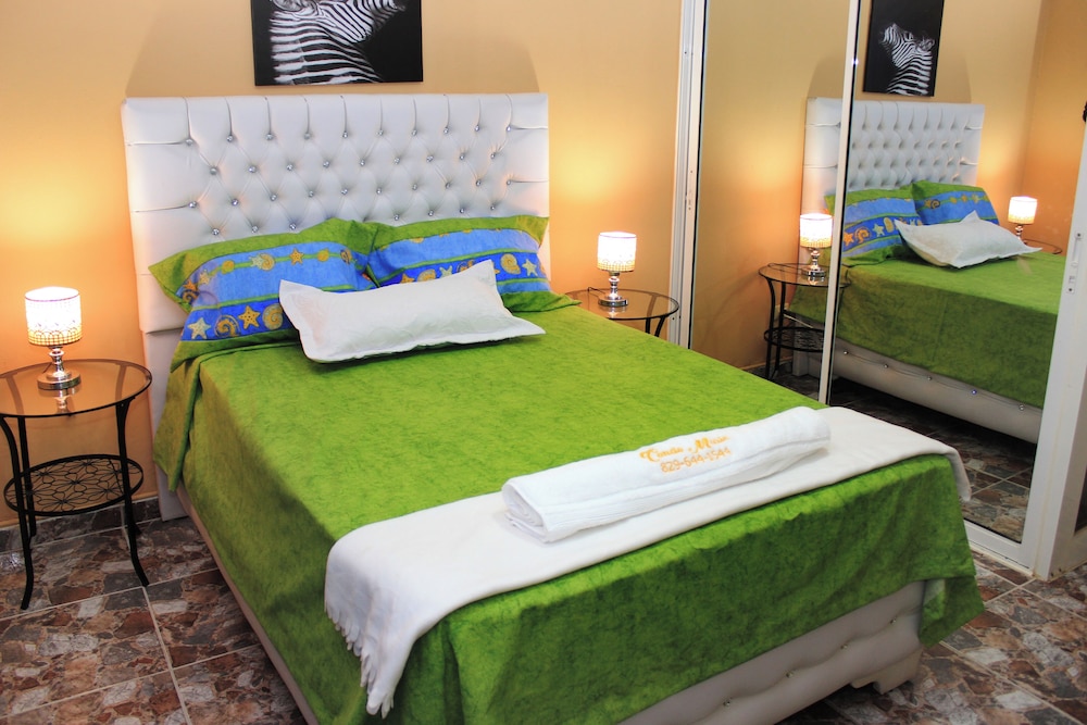 stylish 1r 1b apt near the beach and main street