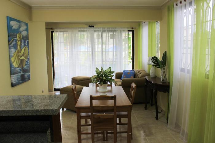 stylish 1r 1b apt near the beach and main street