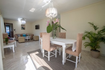 fully equipped 2br aptdt5mins to the beach