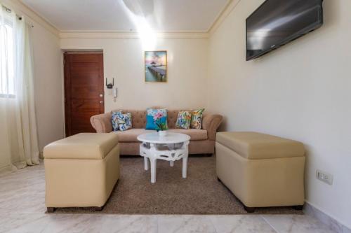 fully equipped 2br aptdt5mins to the beach