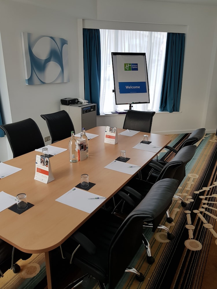 holiday inn express wakefield by ihg