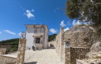 natura luxury suites parga