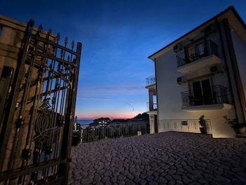 natura luxury suites parga