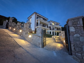 natura luxury suites parga