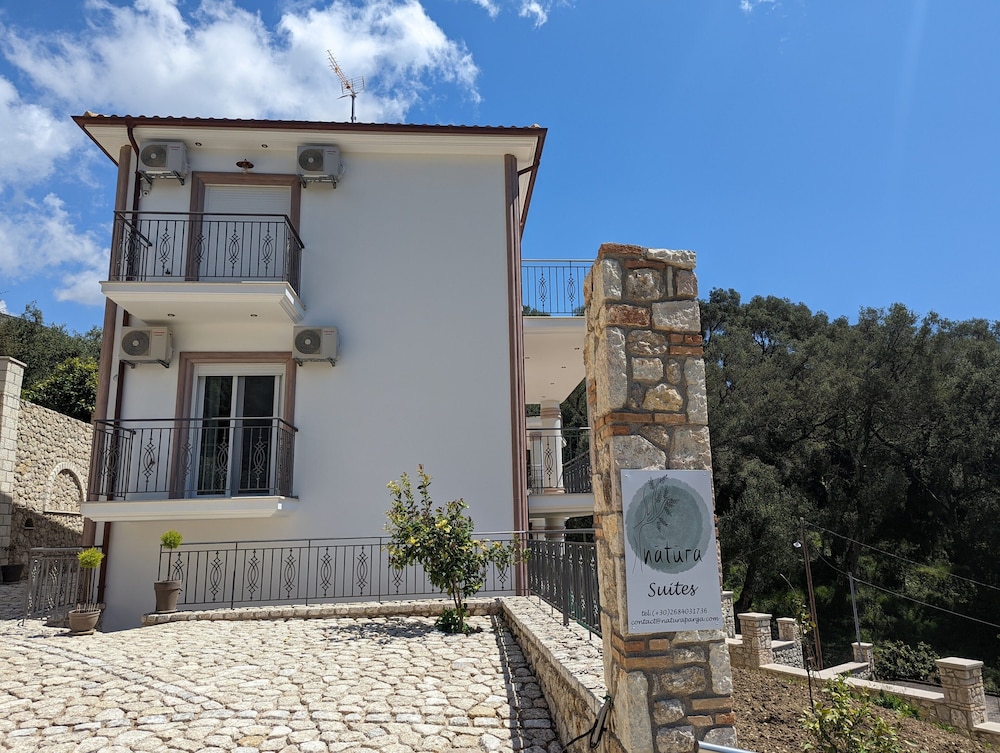 natura luxury suites parga