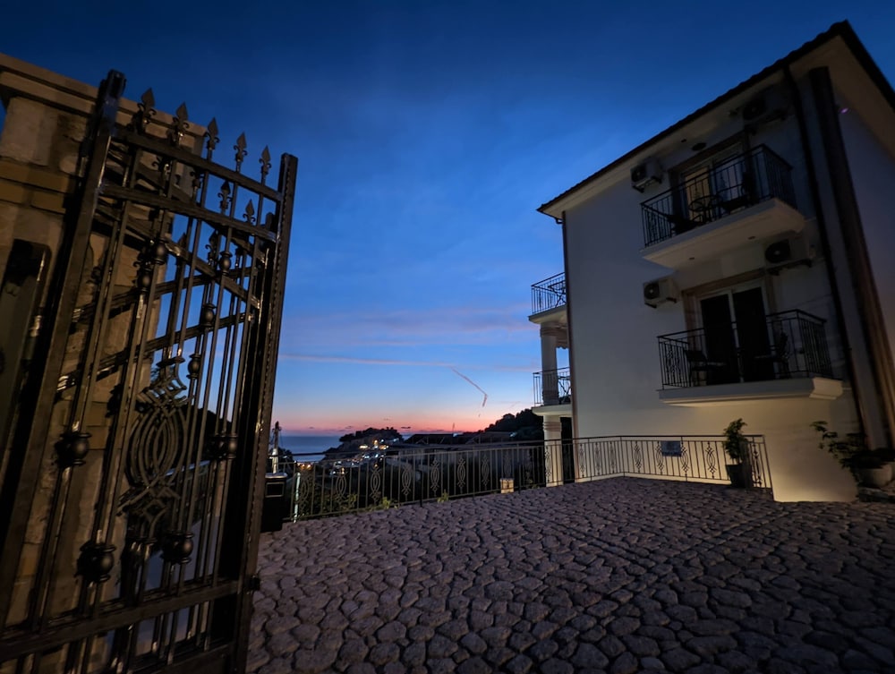 natura luxury suites parga