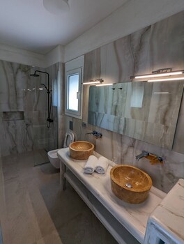 natura luxury suites parga