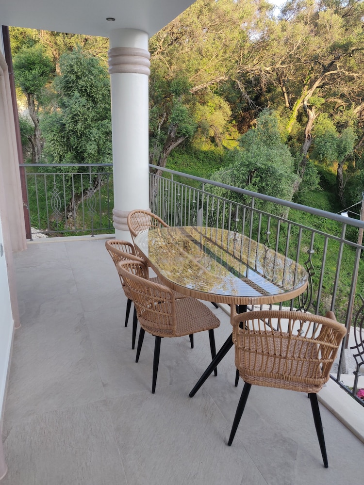 natura luxury suites parga