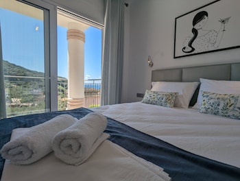 natura luxury suites parga