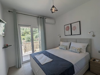 natura luxury suites parga