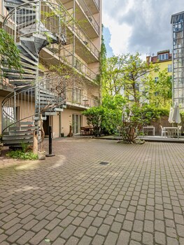 schoenhouse berlin city street