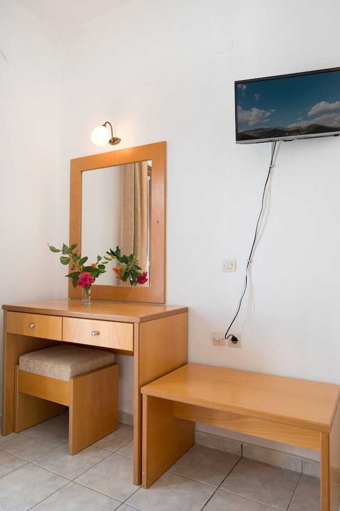 Adonis Hotel,Agios Vasileios>>Agia Galini,2 star